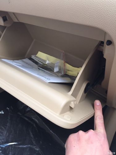 细节决定品质!副驾驶位置手套箱带阻尼