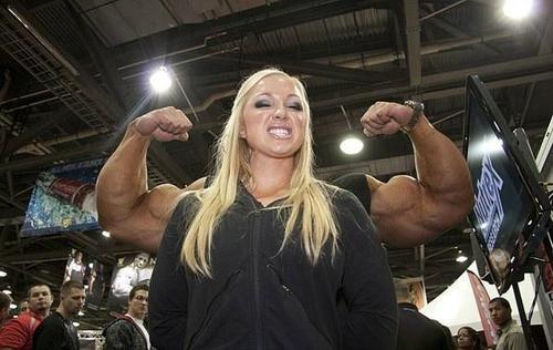 健美肌肉女拥有 世界女性中最大的二头肌!