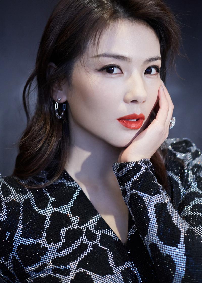 简介:刘涛豹纹亮片裙性感写真图片,分享一组刘涛图片给大家,图中的