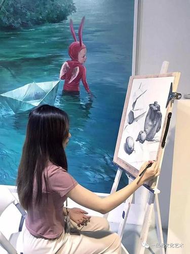 "小朱老师" 拥有6年绘画经验 专修:素描,创意设计