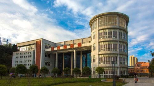 华荣图书馆与足球场