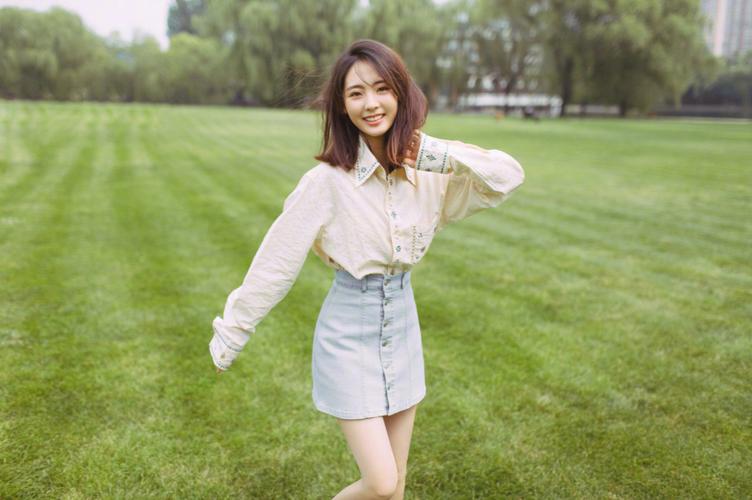 邢菲小清新甜美草地写真图片