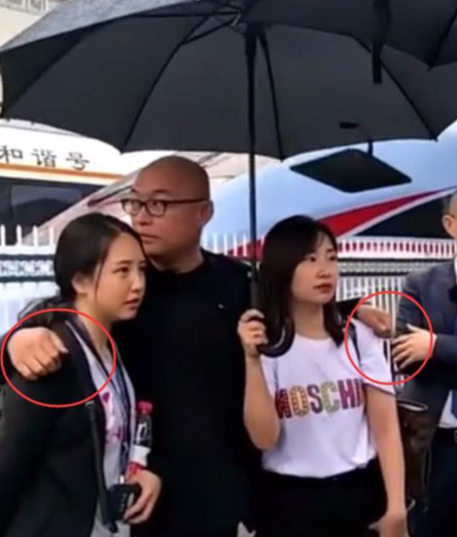 偶遇孟非一家三口出行,孟非一手搂着一个,女儿和老婆傻傻分不清