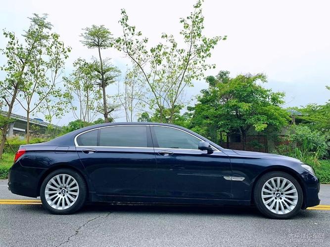 2012宝马760li行政加长版 v12极稳发动机 黑蓝色米内