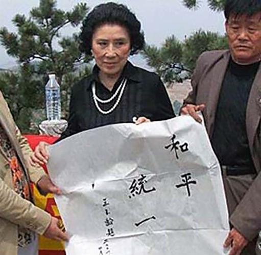 张灵甫死后19岁的娇妻终身未嫁05年与儿子参加抗日纪念活动