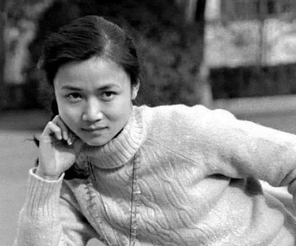 她是八十年代大火的女演员,曾在美国做钟点工,今62岁成为总裁