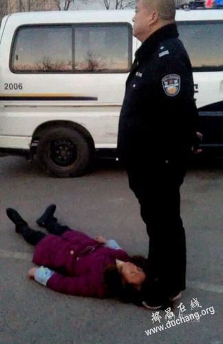 河南女农民工讨薪命丧太原龙城派出所头发被狠踩复制链接
