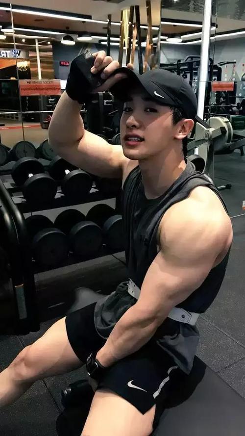 exo灿烈变成肌肉男?网友:练太壮了,跟灿烈的脸有点不搭!