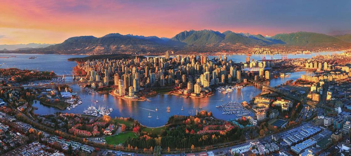 温哥华日落城市景观湖泊加拿大城市景观全景