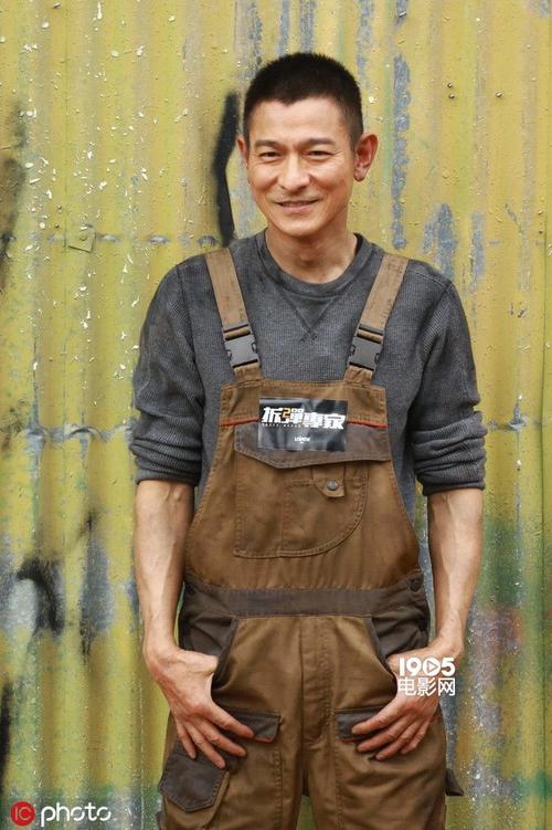 《拆弹专家2》开机 刘德华着背带裤倪妮一身黑衣