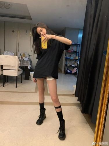 张昊玥长腿图片|张昊玥牛仔短裤照片|张昊玥脚丫图片