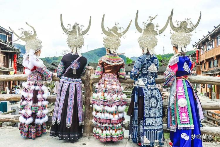 银饰,苗绣,蜡染 是苗族服饰的主要特色 苗族服饰 是我国所有民族服饰