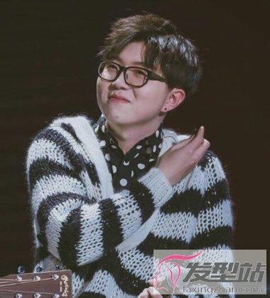 戴眼镜男生的日常发型毛不易学院风发型不畏小眼睛