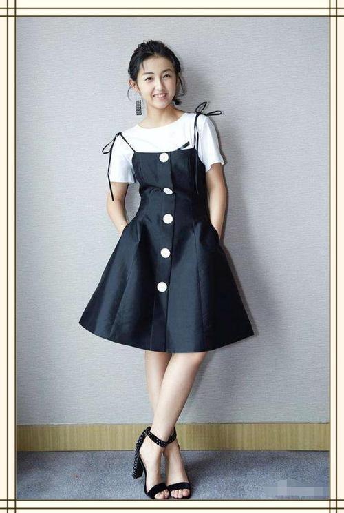 清爽的同时很有少女感,一双粗跟一字带凉鞋把她的身材都抬高了不少了