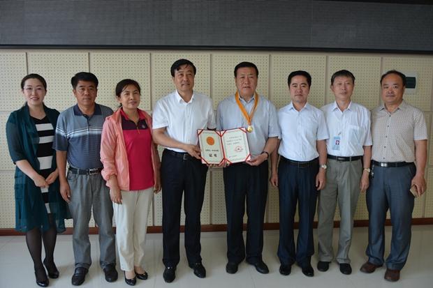 喜讯:市总工会主席王耀华来校为王全铁院长颁发"全国五一奖章"证书