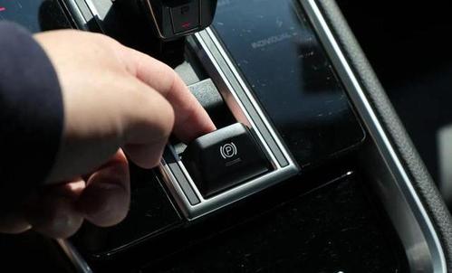 起步时如何正确使用电子手刹老司机不懂就会把车弄坏