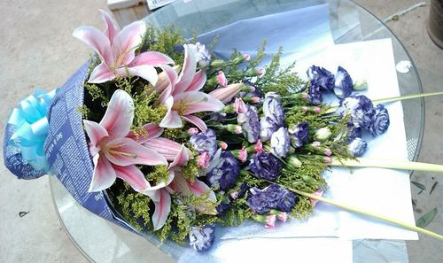 特价福州鲜花_福州鲜花速递 2枝粉香水百合18枝桔梗花束 中国市区鲜花