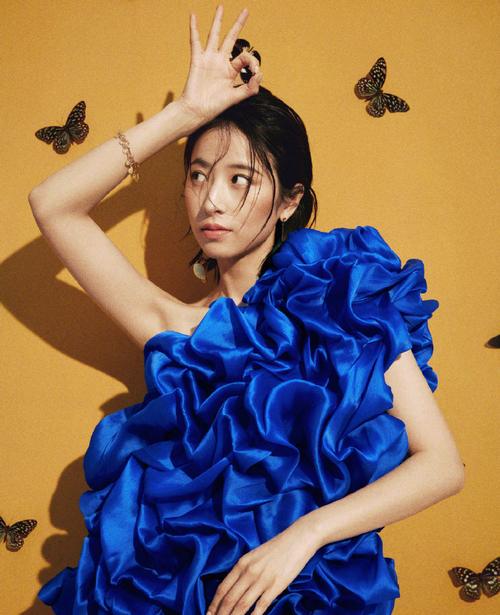 周雨彤穿蝴蝶结抹胸可爱又性感