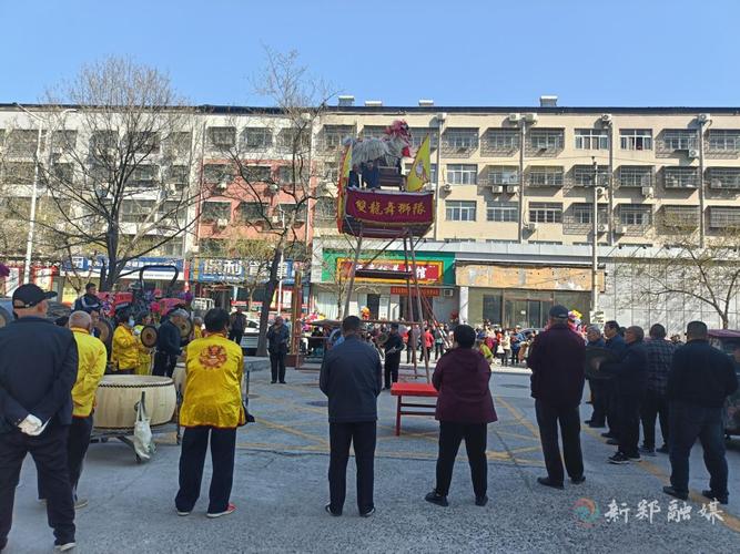 新郑市新华路街道双龙寨社区:舞狮鸣锣庆古会 民俗文化进社