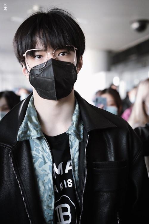 刘耀文黑皮衣机场 