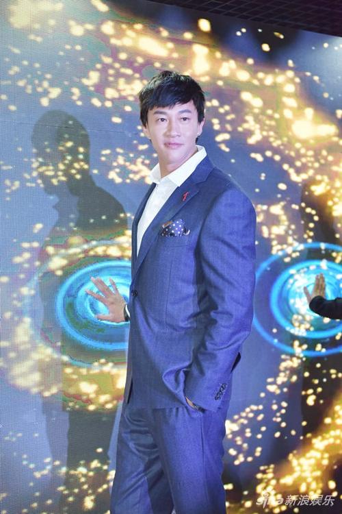 何润东出席活动尽显绅士风采