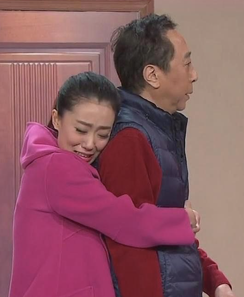 2015年,张小斐第一次上春晚,在小品 《小棉袄》里演冯巩的女儿.