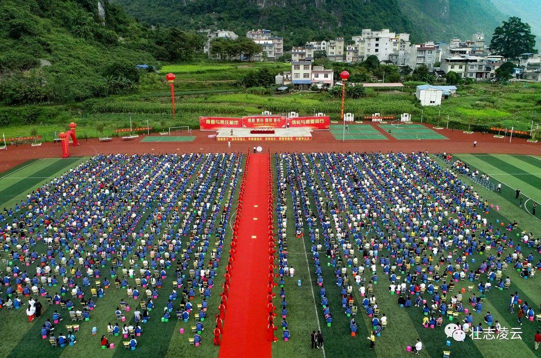 凌云县这所高中成人礼感动满满!