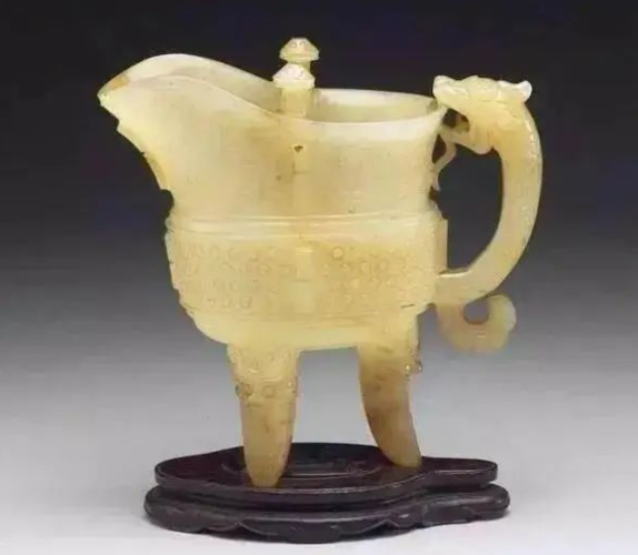 北京故宫博物院藏清乾隆仿古玉爵杯