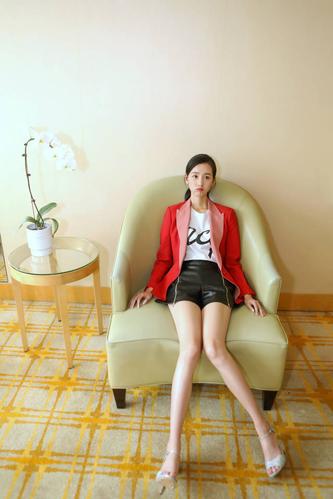 陈都灵《鸣鸿传》开播发布会秀美腿 首演古装期待值爆棚