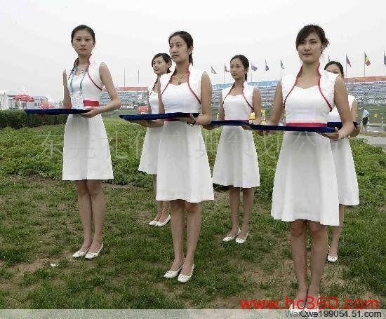 答:公司年会礼仪小姐是做迎宾,引领,站立现场烘托气氛等工作的,具体如