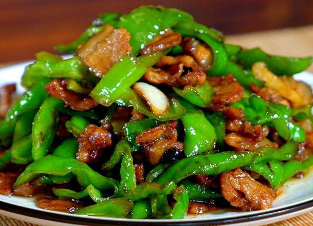 做辣椒炒肉时,先炒辣椒还是猪肉?