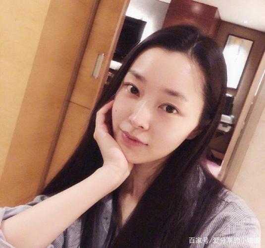 宋轶晒素颜自拍生图,失去美颜滤镜后,皮肤依旧白皙光滑!