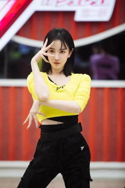 陈小纭因为身材太好而错过了游泳队,十次整容后,她