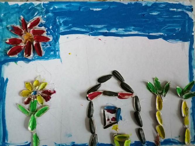 2,用双面胶将画作轮廓粘出来; 3,选适宜的瓜子皮,然后有序的排列粘贴