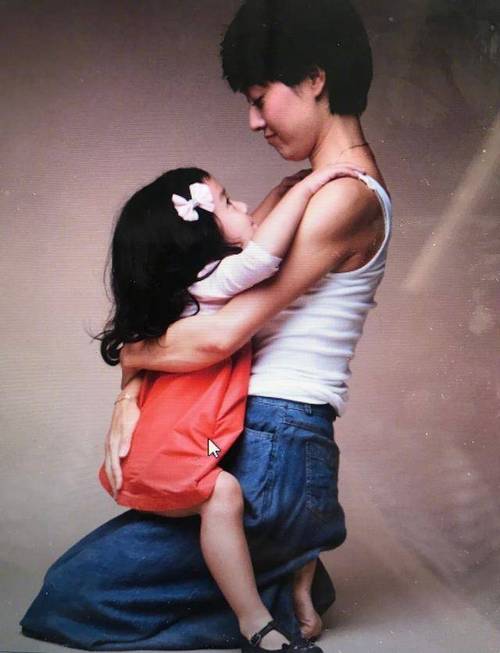 马伊琍罕见晒两个女儿萌照,妈妈给她织的毛衣孩子们还在穿超有爱