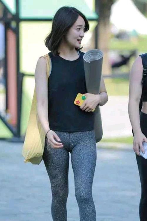 瑜伽练出馒头样小腹,紧身裤也有很大功劳!这样的美你能接受吗