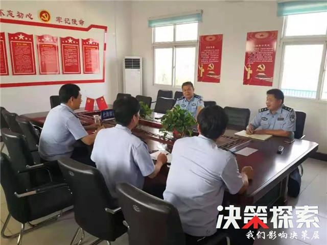 南阳市公安局交管支队支队长崔春晖深入社旗县督导大庆安保工作