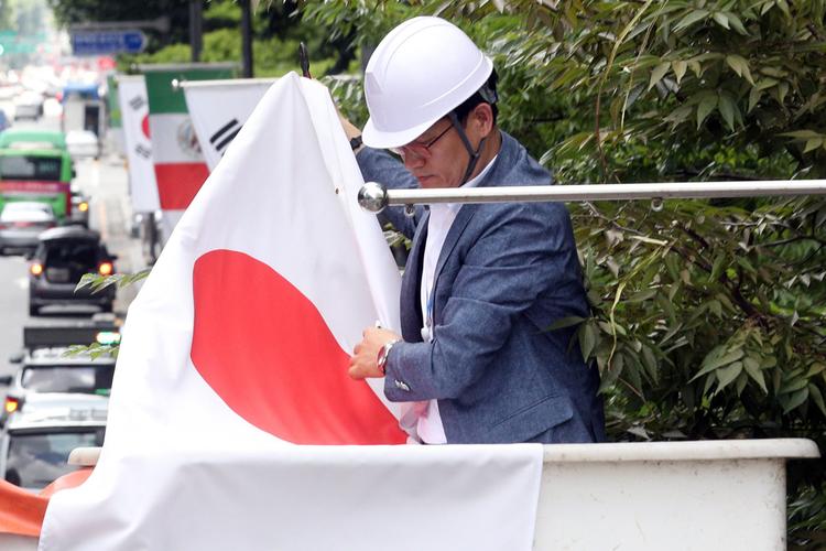 韩国"反日"情绪升温 首尔街头日本国旗被拆除