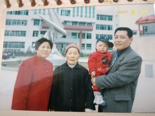 许家伟的出生,给我家增添了喜气,也给母亲带来了快乐,带来了健康!