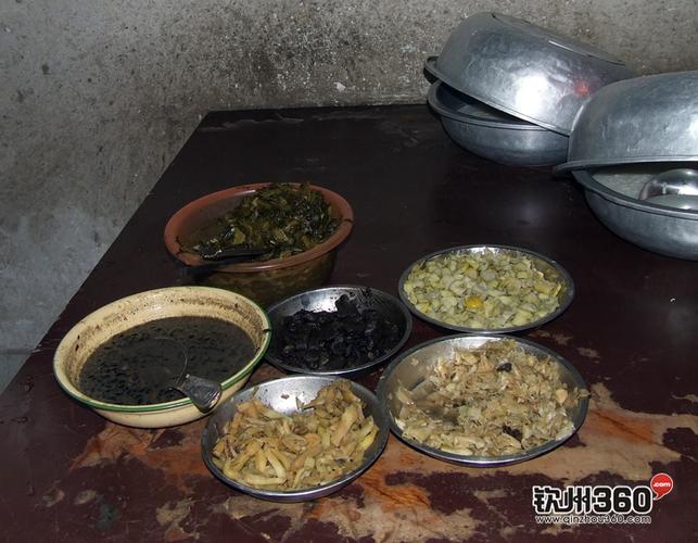 福利院的老人早餐和中餐都是吃咸菜和白粥,只有晚餐有肉吃,有饭吃