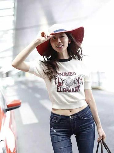 45岁林志玲婚后变这么苗条?xs码牛仔裤都穿得下,腿间