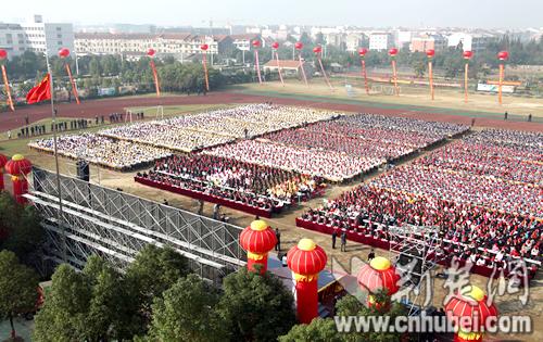 孝感举行第3届中国汉字书写节万人现场练字
