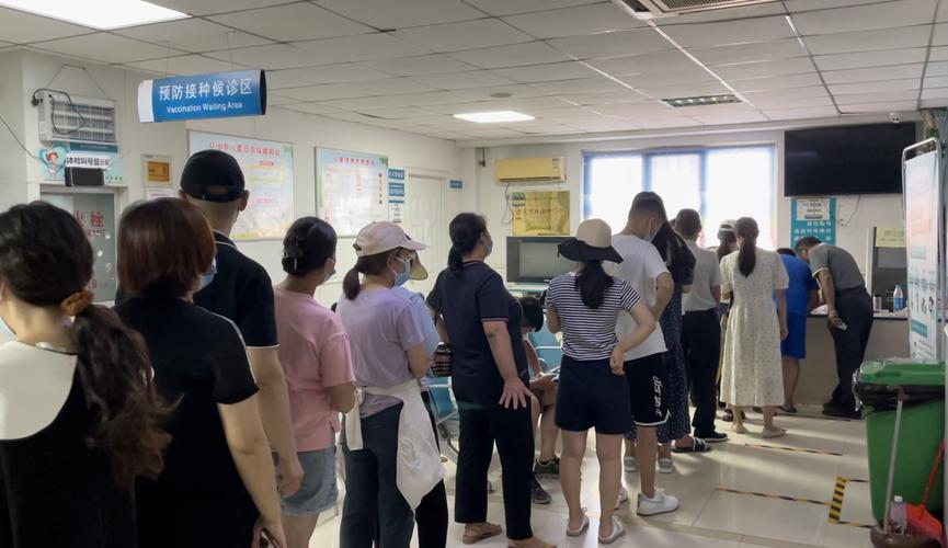 7月31日开始,郑州市多个新冠疫苗接种点人数增多,有不少市民提前排队