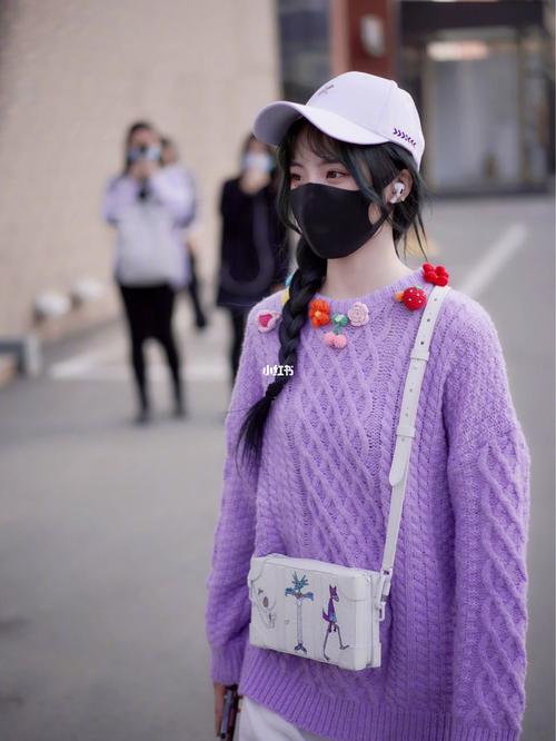 硬糖少女303郑乃馨身穿devilbeauty紫色小花毛衣搭配白色牛仔裤,休闲