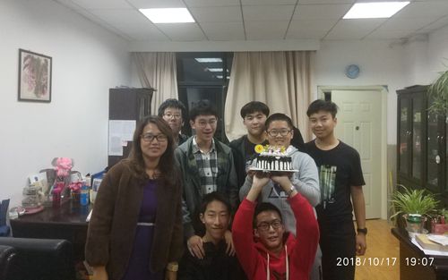 武汉市常青第一中学 .校园心理剧 "生日"蛋糕