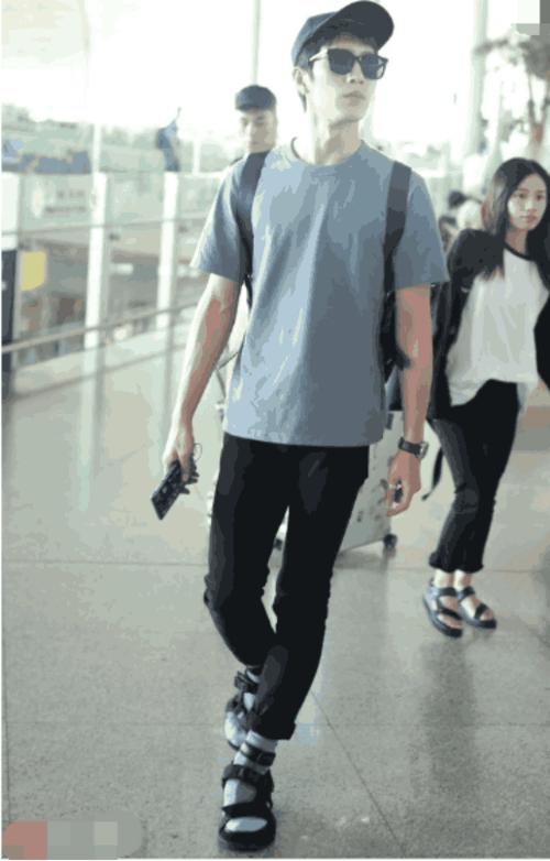 光看井柏然的上半身发现还是很正常的,结果一看井柏然脚上穿的