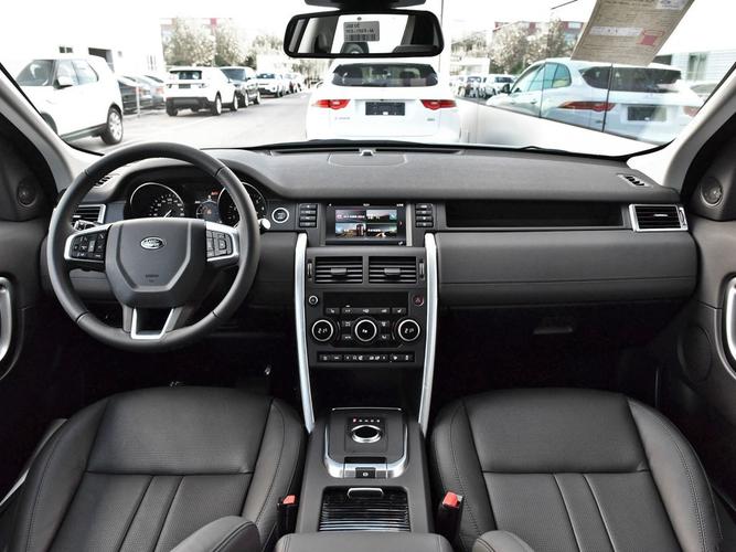 从中控台造型到一些细节的装饰都与进口版没什么两样.