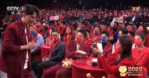 2022虎年央视春晚,魔术师邓男子与演员刘涛,张若昀,贾乃亮共同带来的