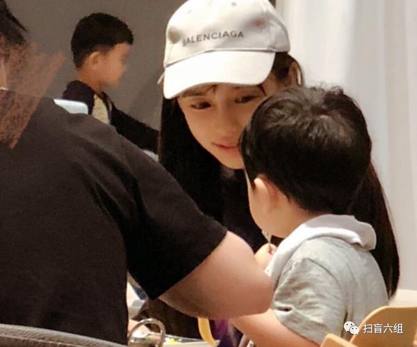 原以为杨幂女儿够可爱了,看到baby儿子后,才知啥叫"呆