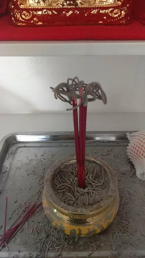 烧香香灰弯曲不断预示着什么意思